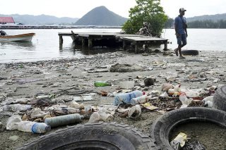 La pollution plastique est omniprésente, avec des microplastiques retrouvés dans tous les aliments, dans pratiquement toutes les parties du corps humain y compris le cerveau et le lait maternel et même jusque dans les nuages (archives). KEYSTONE/AP/Firdia Lisnawati
